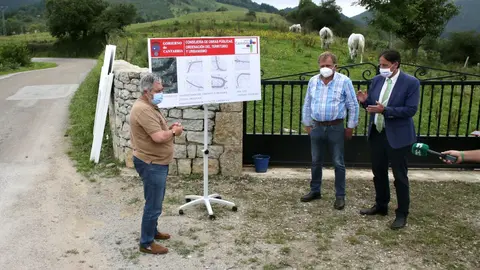 El consejero de Obras P&uacute;blicas, Jos&eacute; Luis Gochicoa, visita la zona del nuevo acceso al Soplao.