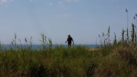Archivo - Un hombre camina por el espacio protegido natural de La Ricarda, a 9 de junio de 2021, en El Prat de Llobregat, Barcelona, Catalu&ntilde;a (Espa&ntilde;a). 