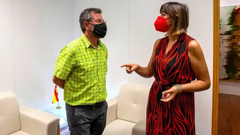 La consejera de Econom&iacute;a y Hacienda, Mar&iacute;a S&aacute;nchez, se re&uacute;ne con el alcalde de Tresviso, Francisco Javier Campo.