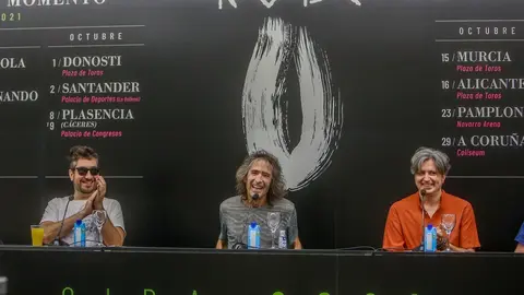 El cantante de Extremoduro, Robe Iniesta (c) junto dos miembros de su banda, durante una rueda de prensa en el C&iacute;rculo de Bellas Artes, a 11 de agosto de 2021, en Madrid, (Espa&ntilde;a). Durante la rueda de prensa, el guitarrista, cantante y compositor de Extre