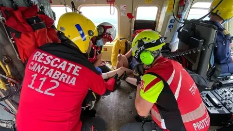 El helic&oacute;ptero rescata a una joven con lesi&oacute;n en el tobillo.