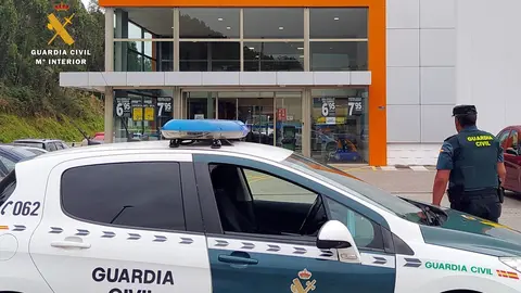 La Guardia Civil vigila un supermercado