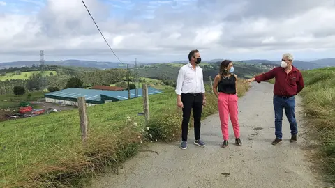 El Consejero De Desarrollo Rural, Ganader&iacute;a, Pesca, Alimentaci&oacute;n Y Medio Ambiente, Guillermo Blanco, Visita La Mejora Del Camino Campo La Cruz