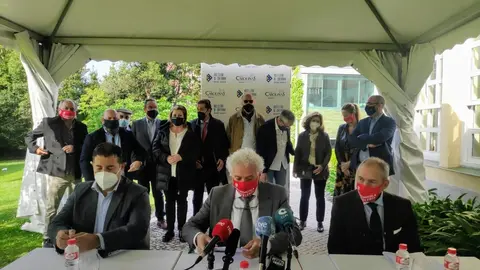 Archivo - El presidente de la Asociaci&oacute;n Empresarial de Hosteler&iacute;a de Cantabria (AEHC) , &Aacute;ngel Cuevas,, acompa&ntilde;ado por la Junta permanente de la asociaci&oacute;n. Archivo