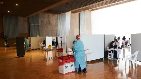 Archivo - Una profesional sanitaria en un dispositivo de vacunaci&oacute;n masiva frente al Covid-19