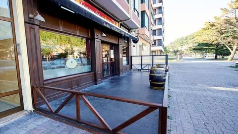 Archivo - Bar cerrado durante el primer d&iacute;a de confinamiento relativo en el municipio de Santo&ntilde;a, Cantabria (Espa&ntilde;a).- Archivo.