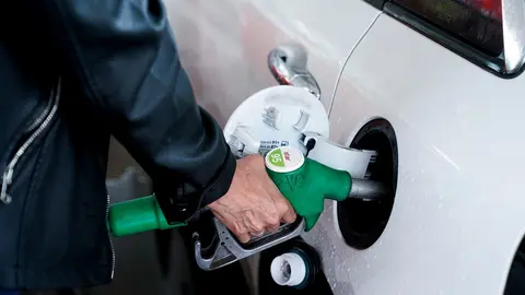 Archivo - Una mujer pone gasolina a su veh&iacute;culo 