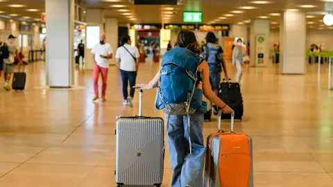 Archivo - Un hombre con maletas en la terminal T1 del Aeropuerto Adolfo Su&aacute;rez Madrid-Barajas, el primer d&iacute;a de la primera 'Operaci&oacute;n Salida' del verano 2021, a 2 de julio de 2021, en Madrid (Espa&ntilde;a).