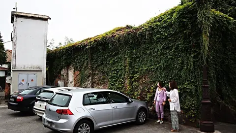 La alcaldesa, Mar&iacute;a Teresa Noceda Llano, junto a la concejala, Mirta Pe&ntilde;a Merino, visitan la edificaci&oacute;n.
