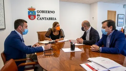 La consejera de Presidencia, Paula Fern&aacute;ndez Via&ntilde;a, en la reuni&oacute;n con los miembros de la Fundaci&oacute;n Tutelar Cantabria.