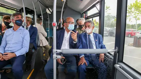 El presidente de Cantabria, Miguel &Aacute;ngel Revilla, junto con el consejero de Industria, Turismo, Innovaci&oacute;n, Transporte y Comercio, Javier L&oacute;pez Marcano, presentan el nuevo 'ecobus' del parque.