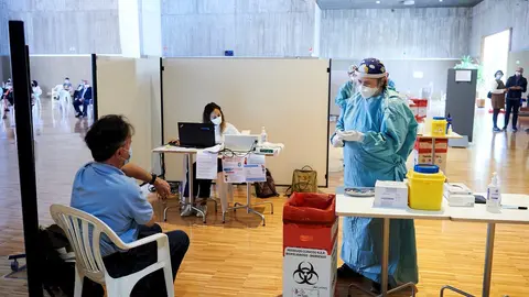 Archivo - Un hombre se dispone a recibir la vacuna contra el Covid-19