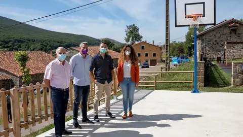 El vicepresidente y consejero de Universidades, Igualdad, Cultura y Deporte, Pablo Zuloaga, visita las obras realizadas en las instalaciones deportivas de esta localidad.