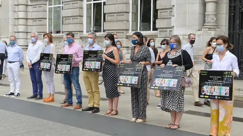 Minuto de silencio en recuerdo de la mujer asesinada en Sevilla.