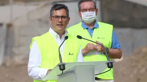 El ministro de la Presidencia, Relaciones con las Cortes y Memoria Democr&aacute;tica, F&eacute;lix Bola&ntilde;os, este viernes en su atenci&oacute;n a los medios tras visitar las obras de la L&iacute;nea Alta Velocidad Almer&iacute;a-Murcia.