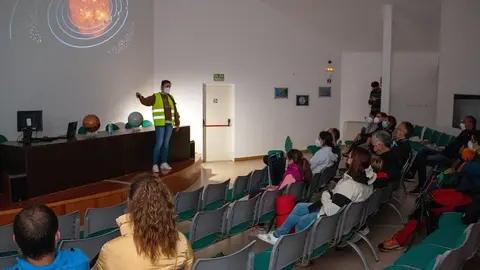 Explicaci&oacute;n astron&oacute;mica en el OAC del astr&oacute;nomo Javier Ruiz.