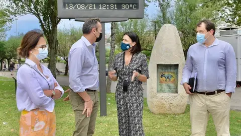Blanco e Igual junto al panel de calidad del aire del parque de Mesones en Santander