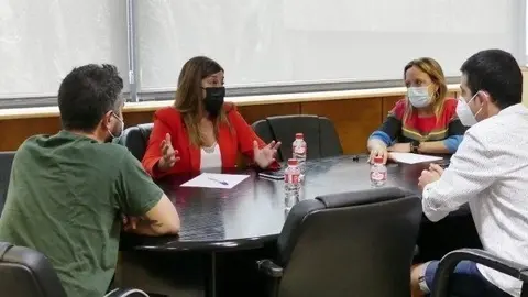 La presidenta del PP de Cantabria, Mar&iacute;a Jos&eacute; S&aacute;enz de Buruaga, se re&uacute;ne con el director gerente de APTACAN, Alberto Bali&ntilde;as , y Carlos L&oacute;pez, padre de un ni&ntilde;o de tres a&ntilde;os diagnosticado de autismo.