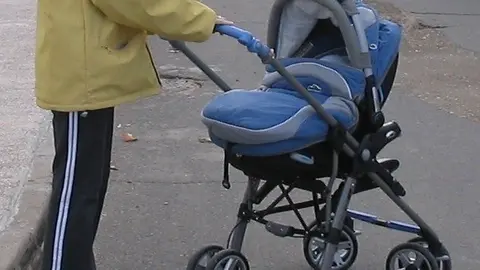 Archivo - Un carrito de beb&eacute;