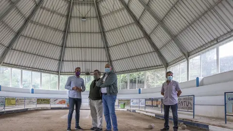 El vicepresidente y consejero de Universidades, Igualdad, Cultura y Deporte, Pablo Zuloaga, visita las obras de acondicionamiento de la bolera cubierta de Pesquera