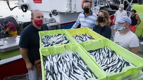El consejero de Desarrollo Rural, Ganader&iacute;a, Pesca, Alimentaci&oacute;n y Medio Ambiente, Guillermo Blanco, tras su participaci&oacute;n durante la noche en una jornada de pesca de bocarte.