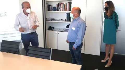 El consejero de Industria, Turismo, Innovaci&oacute;n, Transporte y Comercio, Javier L&oacute;pez Marcano, recibe a responsables de la Mancomunidad Molledo-Arenas y B&aacute;rcena.