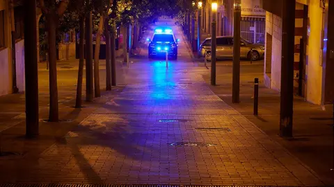Coche de la Polic&iacute;a Nacional patrulla por la ciudad de Pamplona, durante la primera noche de entrada en vigor del toque de queda en Navarra, a 24 de julio de 2021, en Pamplona, Navarra (Espa&ntilde;a). 