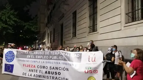 USO y TU se manifiestan en protesta por los interinos en fraude de ley.