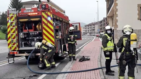 Bomberos extinguen un incendio en la cocina de un restaurante.