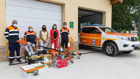 La consejera de Presidencia, Interior, Justicia y Acci&oacute;n Exterior, Paula Fern&aacute;ndez Via&ntilde;a, hace entrega de nuevo material a la agrupaci&oacute;n de Protecci&oacute;n Civil.