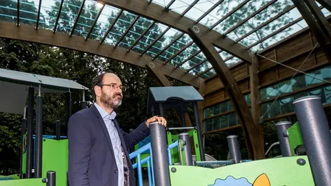 Urraca en el parque infantil cubierto.