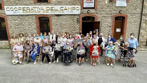 La consejera de Educaci&oacute;n y Formaci&oacute;n Profesional, Marina Lomb&oacute;, asiste al acto de homenaje a maestras y alumnas de la escuela de ni&ntilde;as de la asociaci&oacute;n de labradores La Providencia.
