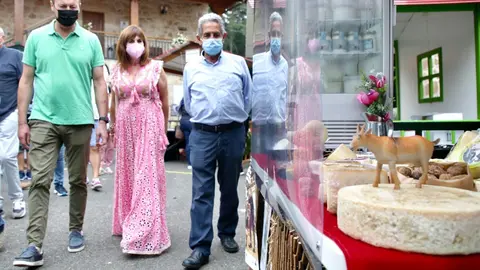 El presidente de Cantabria, Miguel &Aacute;ngel Revilla, el consejero de Medio Rural, Guillermo Blanco, y la consejera de Empleo, Ana Bel&eacute;n &Aacute;lvarez, en la XXVI Feria Internacional del Queso Artesano de Pesquera.