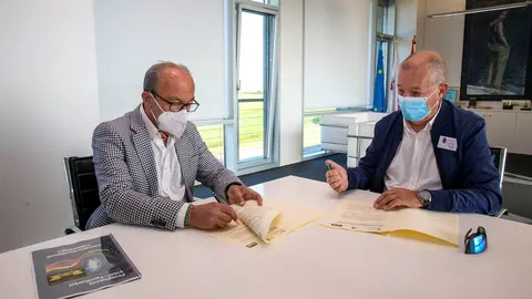 El Consejero De Industria, Turismo, Innovaci&oacute;n, Transporte Y Comercio, Javier L&oacute;pez Marcano, Firma Un Protocolo Con Representantes De La OMTE.