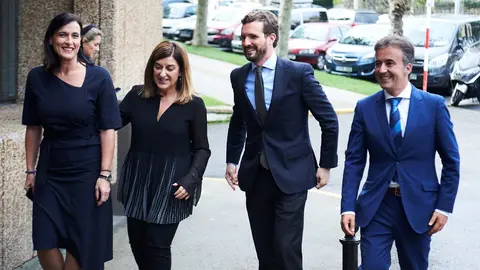 Archivo - La alcaldesa de Santander, Gema Igual; la presidenta del PP de Cantabria, Mar&iacute;a Jos&eacute; S&aacute;enz de Buruaga; el presidente del PP, Pablo Casado, y el diputado del PP por Cantabria, Diego Movell&aacute;n, en Santander.- Archivo.