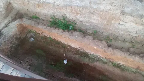 Basura en las ruinas romanas del cementerio del Alto Malia&ntilde;o.