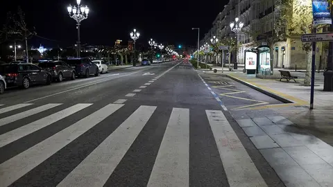 Archivo - Paseo Pereda minutos antes de la segunda noche de toque de queda, en Santander.- Archivo.