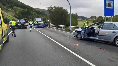 Colisi&oacute;n de tres veh&iacute;culos.