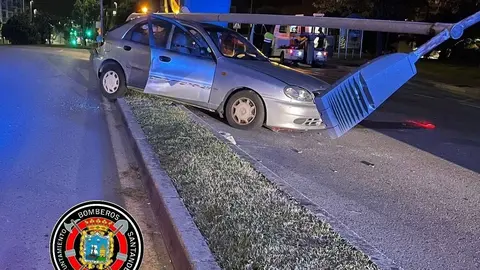 Un turismo choca contra una farola en la calle Jos&eacute; Mar&iacute;a Coss&iacute;o.