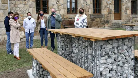 La consejera de Presidencia, Interior, Justicia y Acci&oacute;n Exterior, Paula Fern&aacute;ndez Via&ntilde;a, visita las obras realizadas por la Consejer&iacute;a en el municipio.