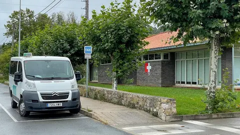 Taxi frente a un centro de salud de Polanco