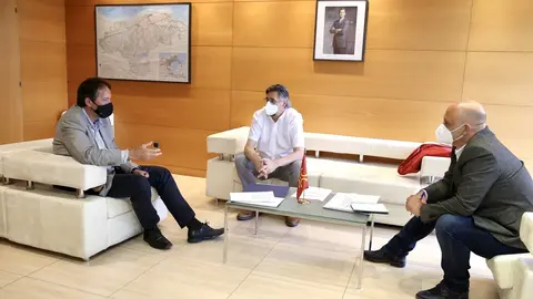 El consejero de Obras P&uacute;blicas, Jos&eacute; Luis Gochicoa, y el alcalde de Los Corrales, Jos&eacute; Ignacio Argumosa