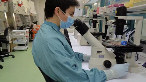 El investigador del IrsiCaixa Edwards Pradenas