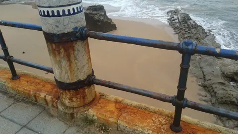 Barandillas oxidadas en El Sardinero