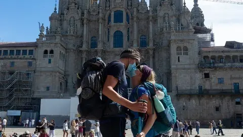 Archivo - Una pareja de peregrinos italianos se besan al llegar a la Plaza del Obradoiro, despu&eacute;s de haber completado todos el recorrido del "camino franc&eacute;s", en el primer verano de la pandamia Covid-19, Santiago de Compostela 26 de agosto del 2020