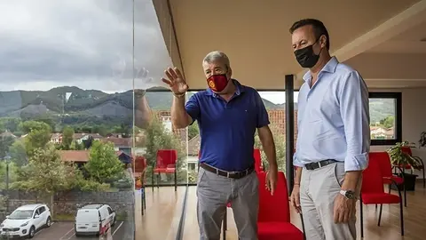 10:00 horas. Ayuntamiento de Liendo
El consejero de Desarrollo Rural Ganader&iacute;a, Pesca, Alimentaci&oacute;n y Medio Ambiente,
Guillermo Blanco, realiza una visita institucional al ayuntamiento de Liendo
17 de agosto de 2021
Fotograf&iacute;a: Silvia Bouzo