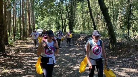 Proyecto Libera realiza el Camino de Santiago en direcci&oacute;n contraria, para concienciar a los peregrinos contra el abandono de basuraleza en el medio ambiente.