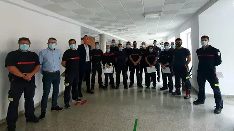 Entrega de diplomas a los bomberos eventuales.