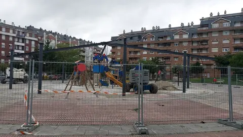 Inicio del montaje de la cubierta del parque infantil de la Plaza de la Hermandad de las Marismas de Cotolino en Castro Urdiales