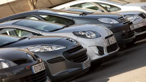 Archivo - Veh&iacute;culos de ocasi&oacute;n aparcados.